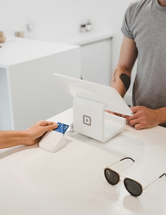 image d'une personne qui paie un commerçant